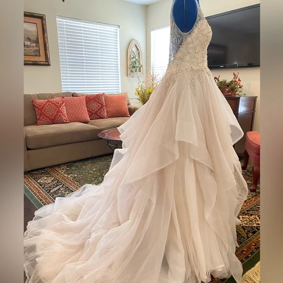 WEDDING DRESS - SOTTERO and  MIDGLEY - Size 8 - Picture 4 of 15